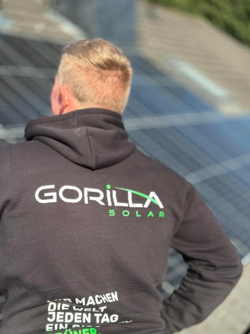 Gorilla Solar Monteur auf dem Dach bei der PV-Installation